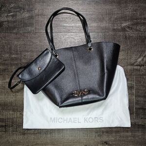 Michael Kors - Purse & Wristlet